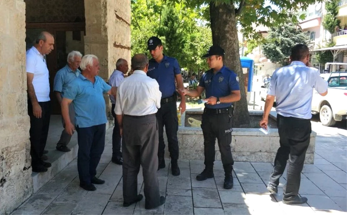 Polis Vatandaşa Soğuk Limonata İkram Etti