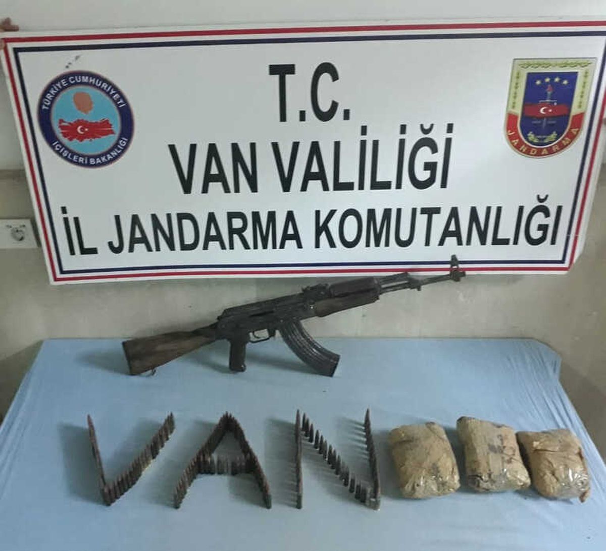 Terör Operasyonunda Silah ve Uyuşturucu Ele Geçirildi