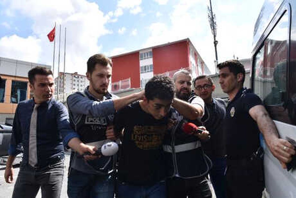 Üniversiteli Genç Kıza Şok