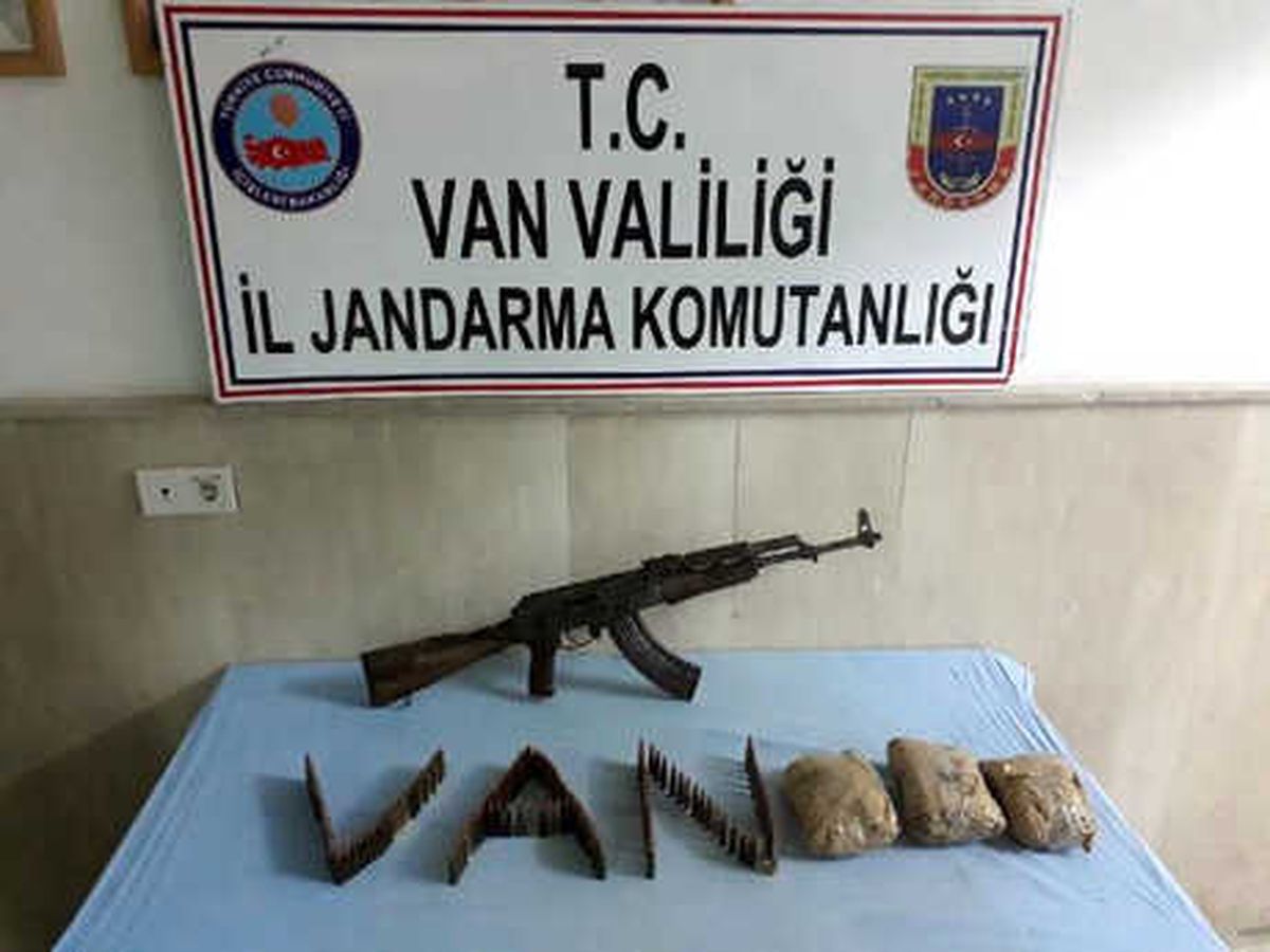 Van\'da PKK\'ya Ait Silah, Mühimmat ve Eroin Ele Geçirildi