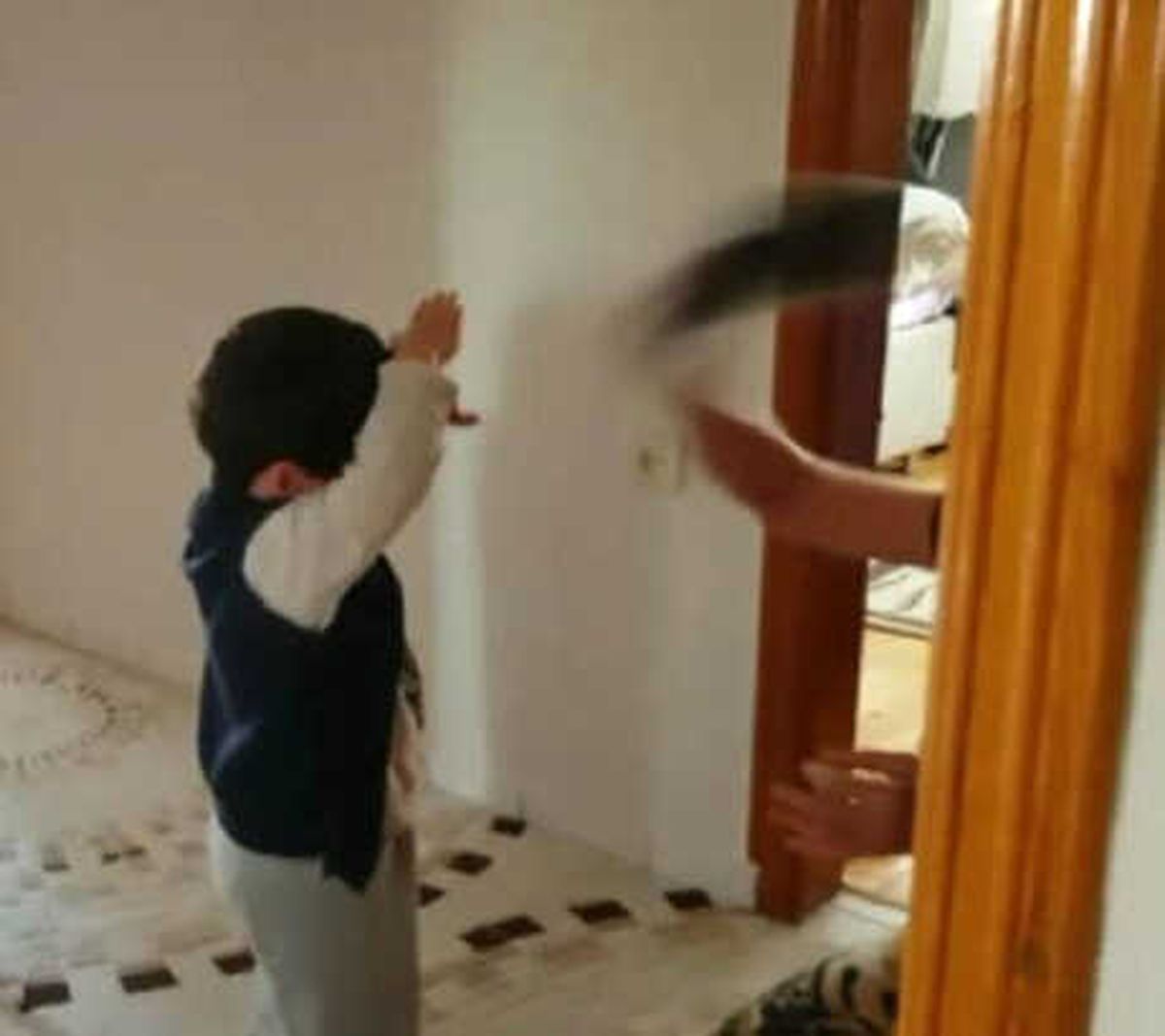 3 Yaşındaki Çocuğu Terlikle Döven Bakıcı Serbest Kaldı
