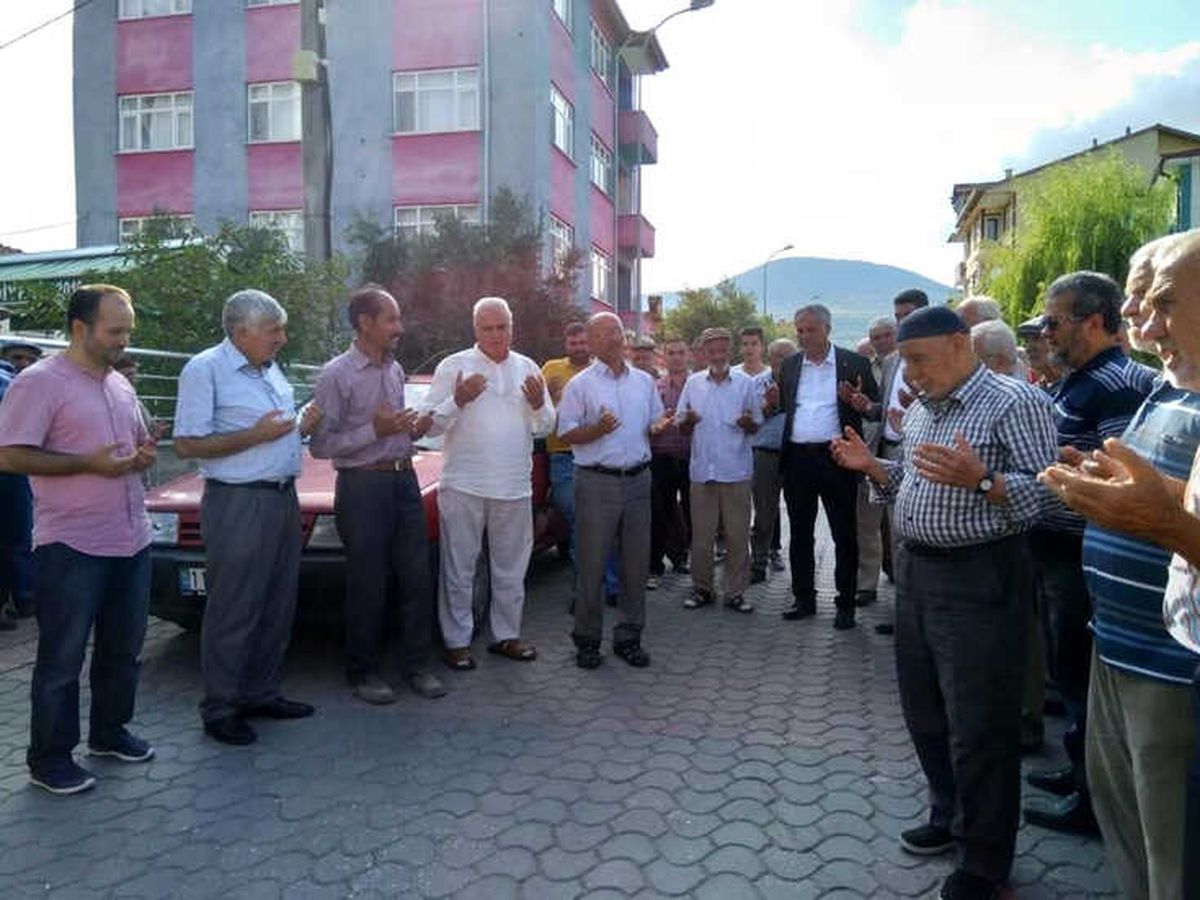 Bayırköy\'de Kutsal Topraklara Gidecek Olan Hacı Adayları Uğurlandı