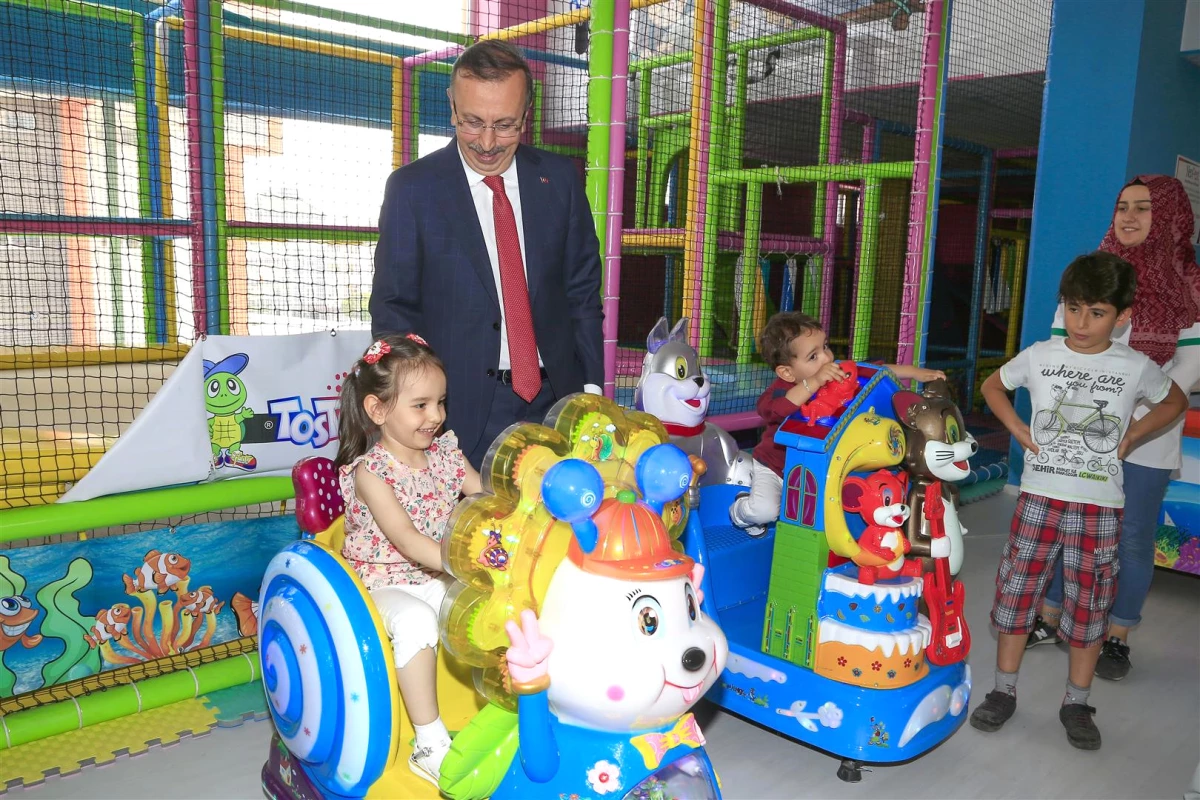 Belediye Başkanı Seçen, Oyun Parkını Çocuklarla Birlikte Açtı