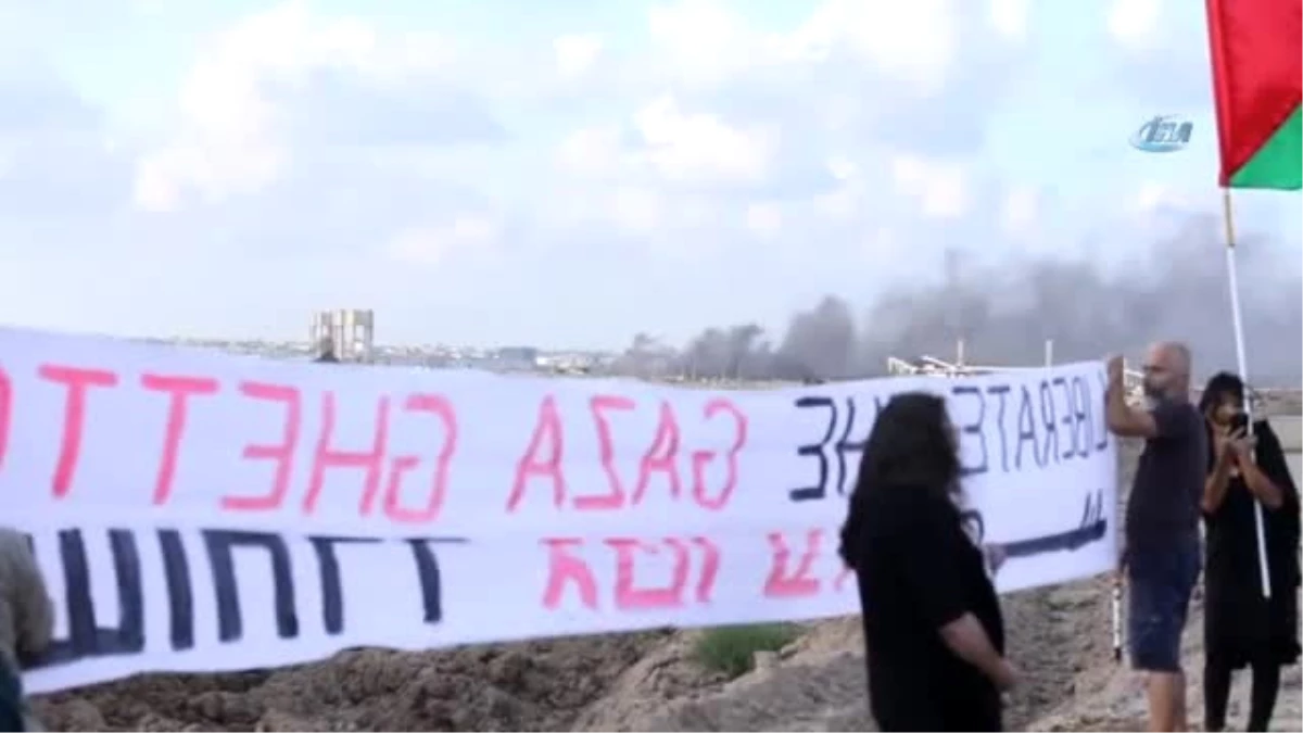 Bir Grup İsrailli Aktivist Gazze Sınırında Filistin Bayrağı Taşıdı