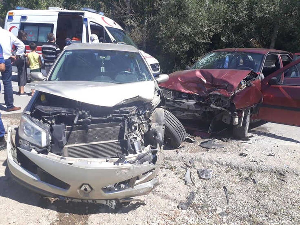 Burdur\'da 2 Otomobil Kafa Kafaya Çarpıştı: 8 Yaralı
