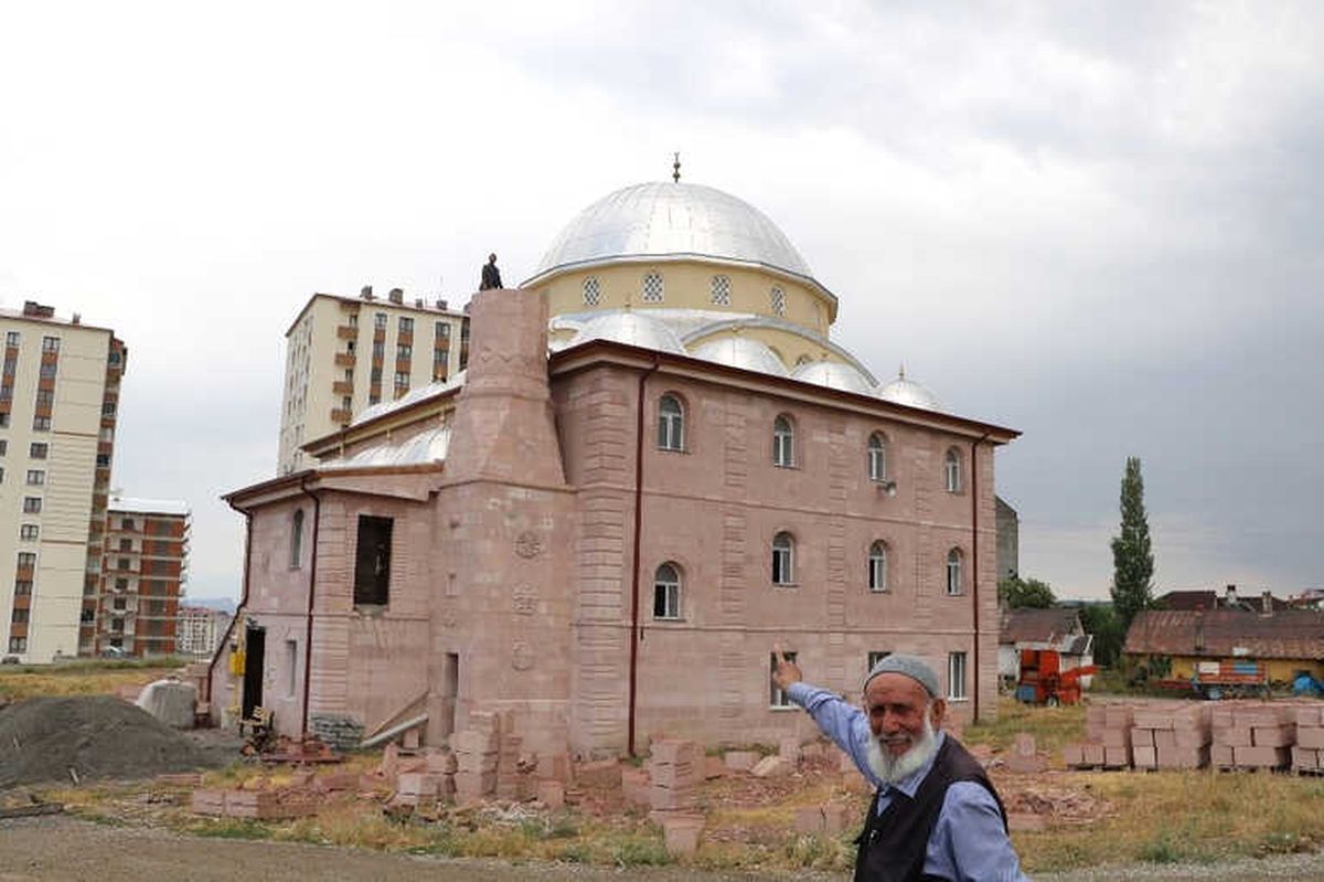 Cami Minarelerine Kavuşuyor