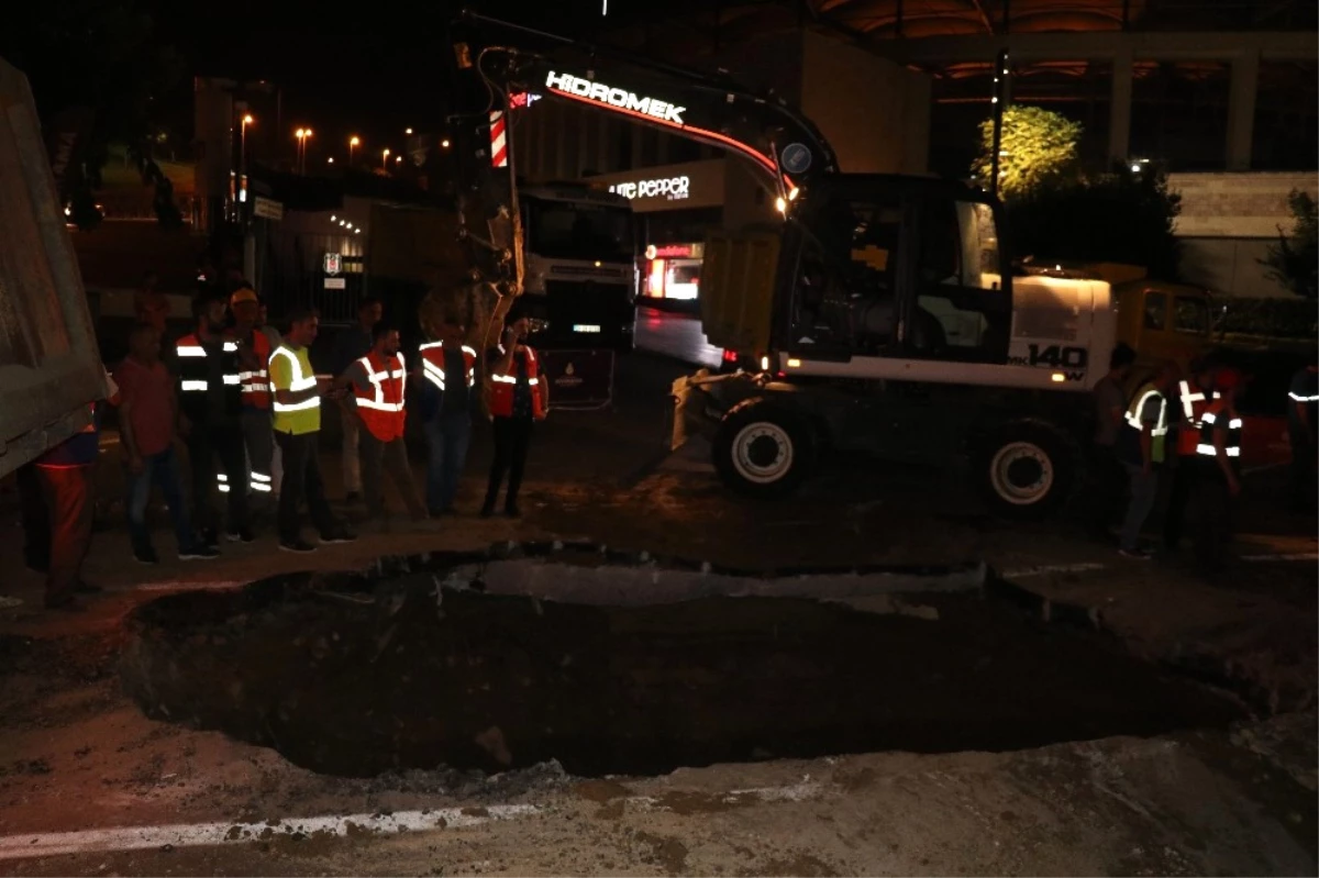 Dolmabahçe\'de Çöken Yol Onarılıp Yeniden Trafiğe Açıldı