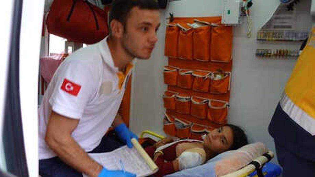 Elif Naz, Erik Topladığı Ağaçtan Demir Korkulukların Üzerine Düştü