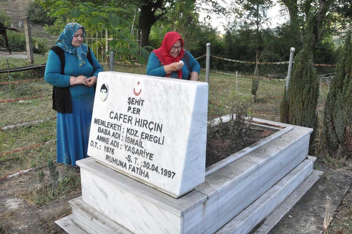 Eşinin Bulunması İçin Şehit Oğlunun Mezarında Dualar Ediyor