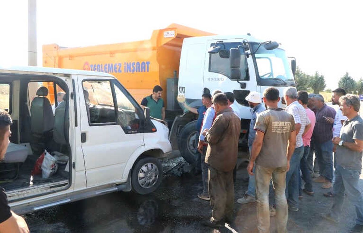 Hafriyat Kamyonu ile İşçi Servisi Çarpıştı: 5 Yaralı