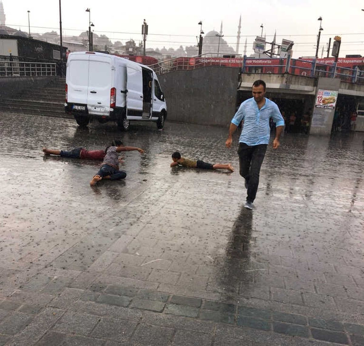 İstanbul\'da Çocukların Yağmur Sevinci