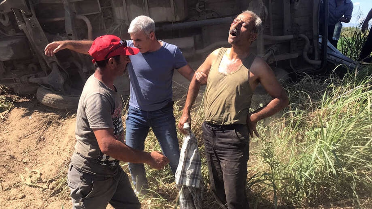 Kaza Yapan Sürücüyü Vatandaşlar Kurtardı