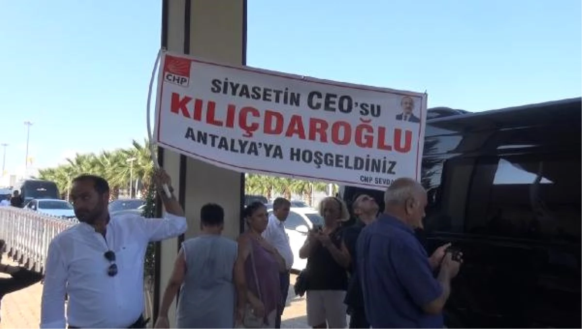Kılıçdaroğlu\'na \'Siyasetin Ceo\'su\' Pankartıyla Karşılama