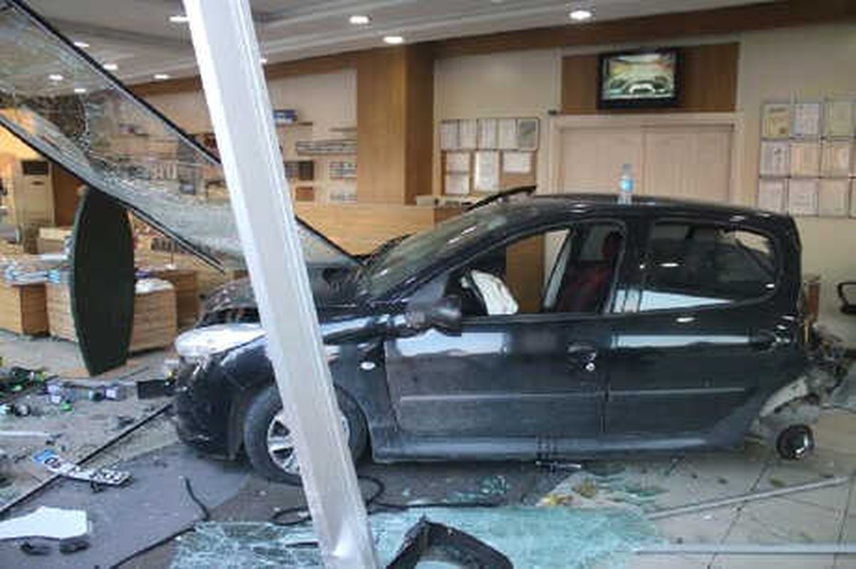 Kontrolden Çıkan Otomobil İş Yerine Daldı: 1 Yaralı