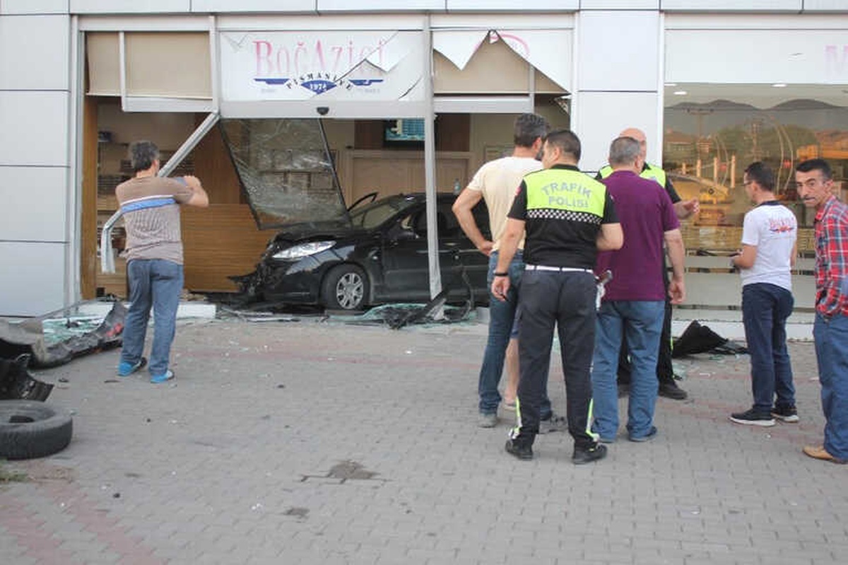 Kontrolden Çıkan Otomobil Pişmaniye Dükkanına Girdi, Müşteriler Ölümden Döndü