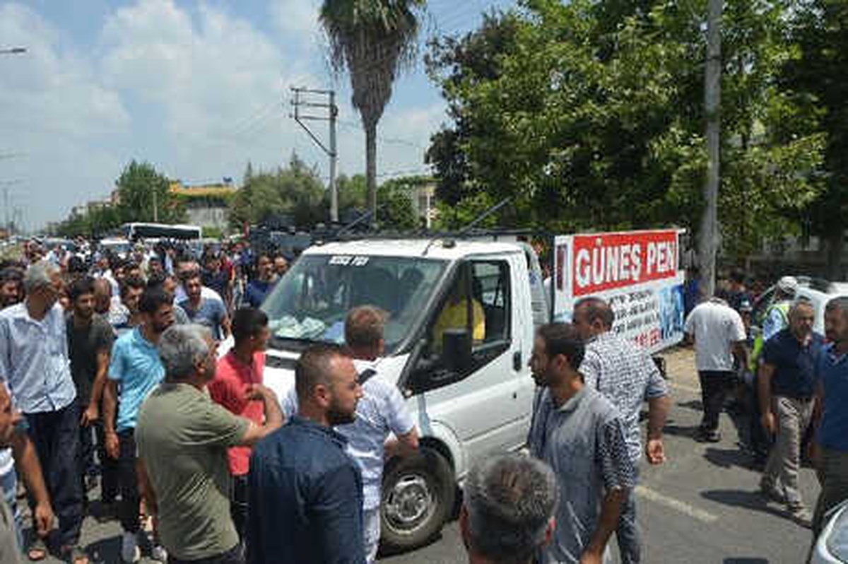 Mahalleli, Kazalara Tepki İçin Yol Kapattı