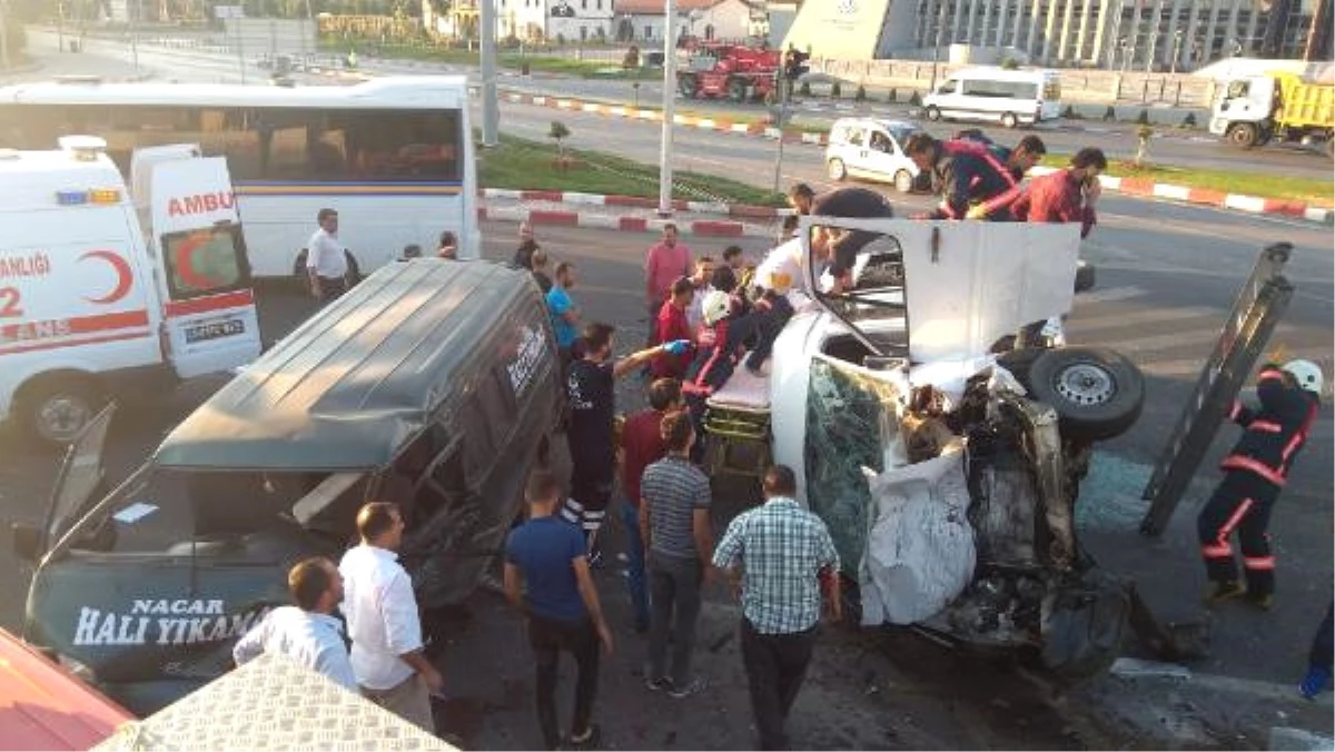 Malatya\'da 2 Minibüs Çarpıştı: 12 Yaralı