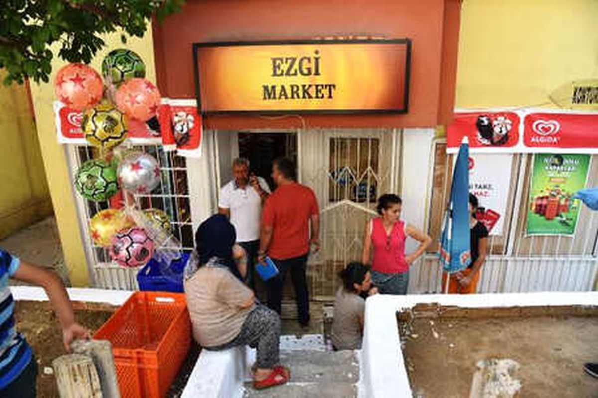Market İşletmecisi Kadın, Bıçaklı Saldırganı Sopayla Kovaladı