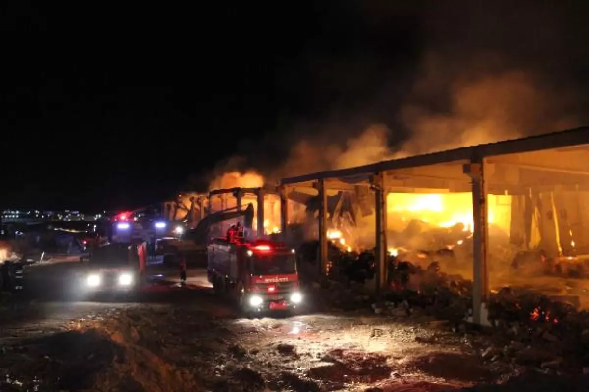 Şanlıurfa\'da İplik Fabrikası Alev Alev Yandı! Tonlarca İplik ve Pamuk Kül Oldu