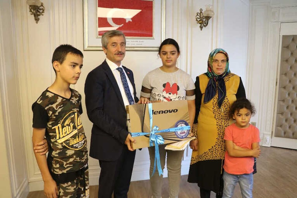 Tahmazoğlu\'ndan Başarılı Yetim Öğrenciye Bilgisayar