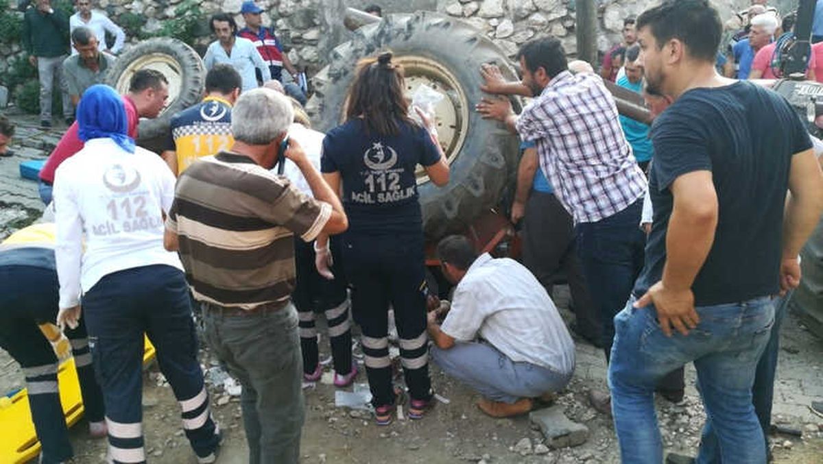 Takla Atan Traktörde Sıkışan Baba ve Kızını Afad Kurtardı