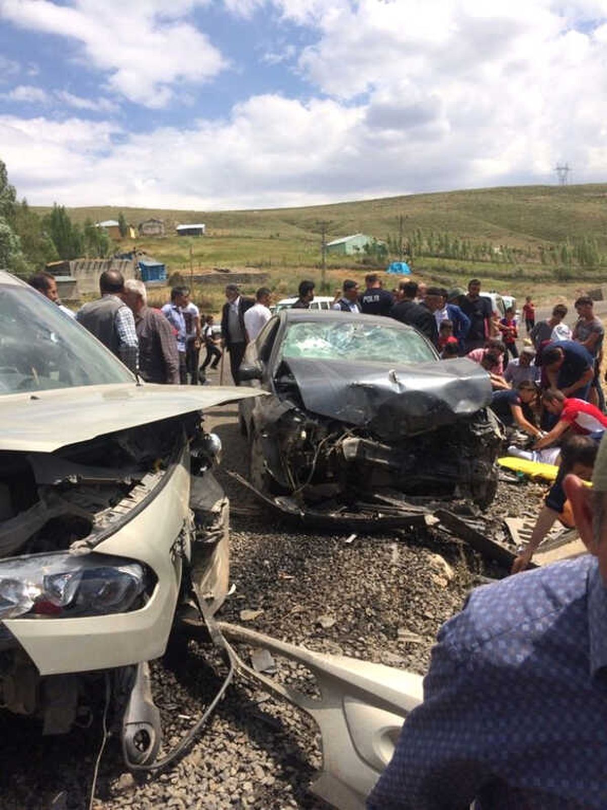 Tekman\'da Otomobiller Kafa Kafaya Çarpıştı: 12 Yaralı