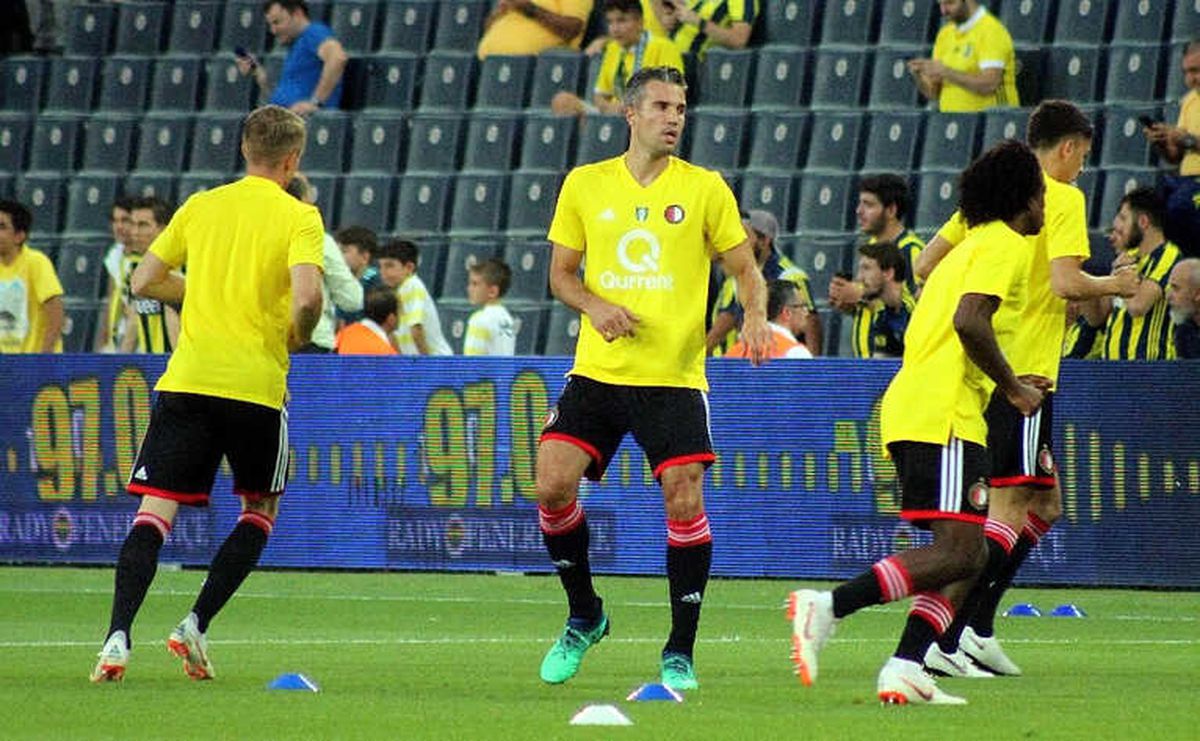 Tribünlerden Robin Van Persie\'ye Destek