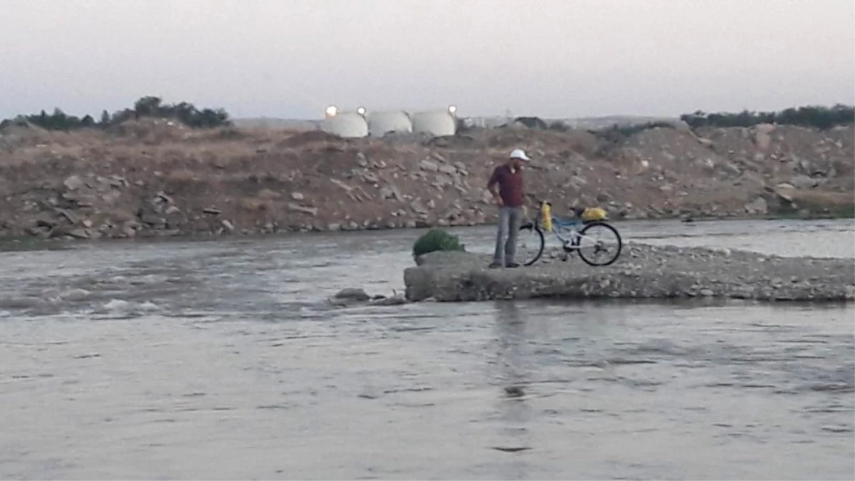 Bisikleti ile Suda Mahsur Kaldı