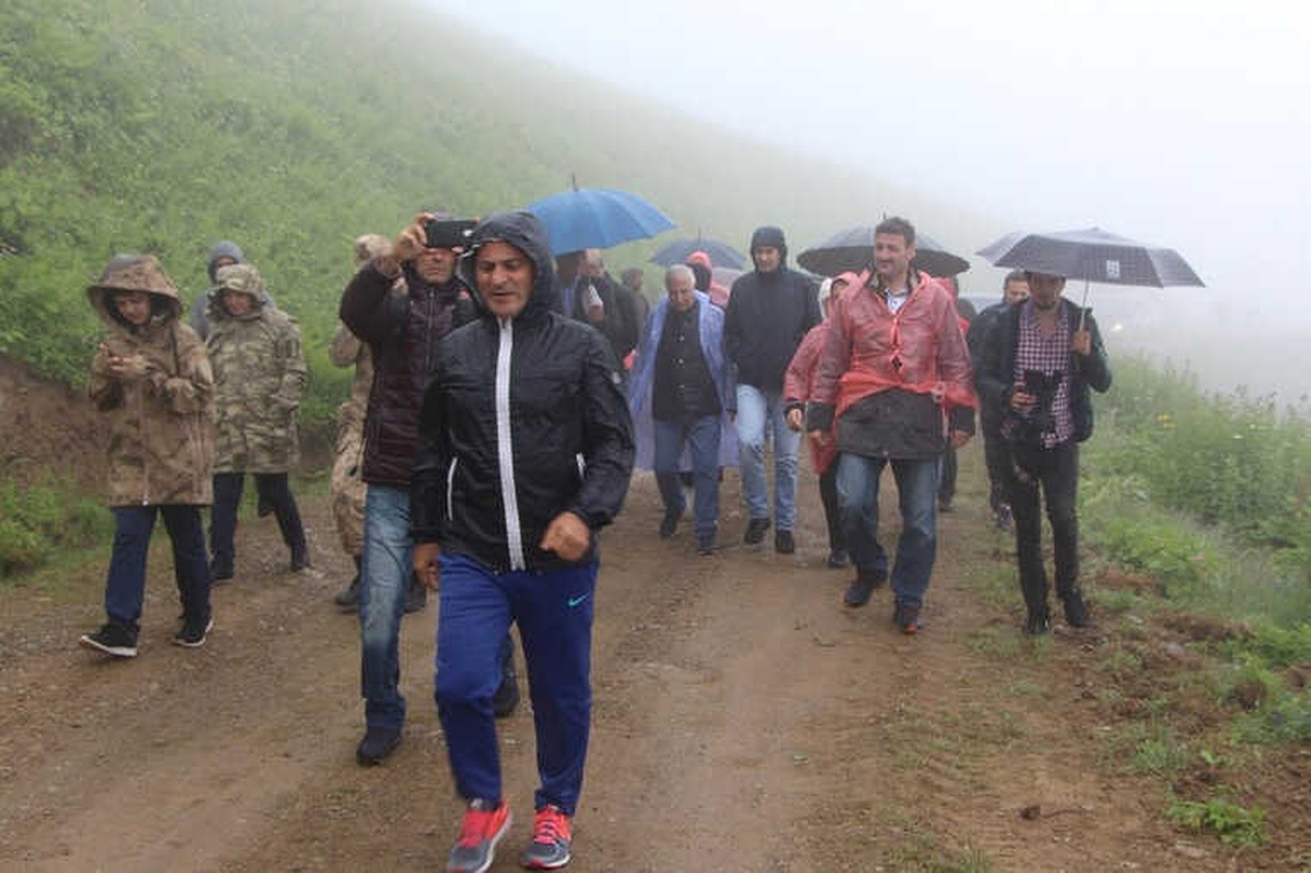 Dünyanın En Tehlikeli Yolunda Sis ve Yağmura Rağmen Yürüdüler