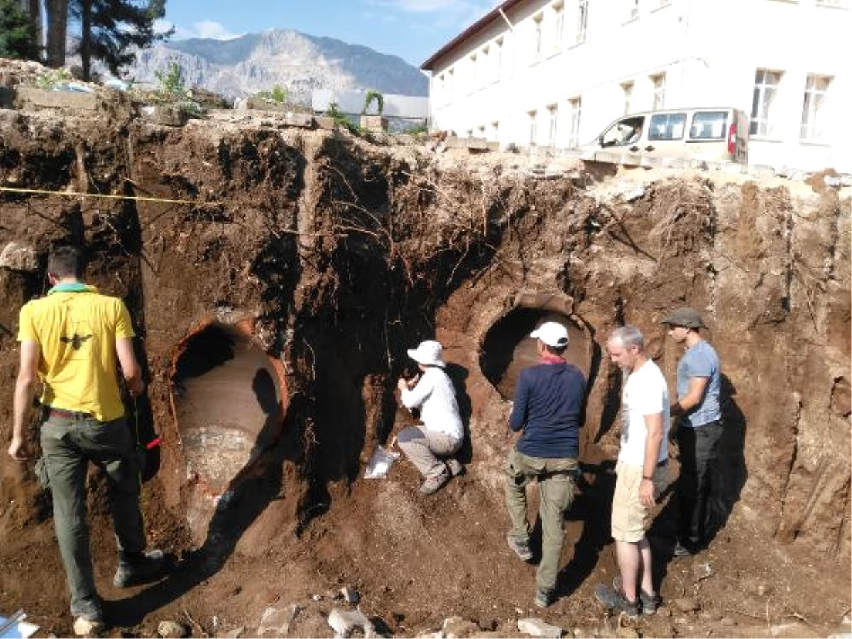 Duvar İnşaatında Tarihi 2 Küp ve İnsan İskeletleri Bulundu