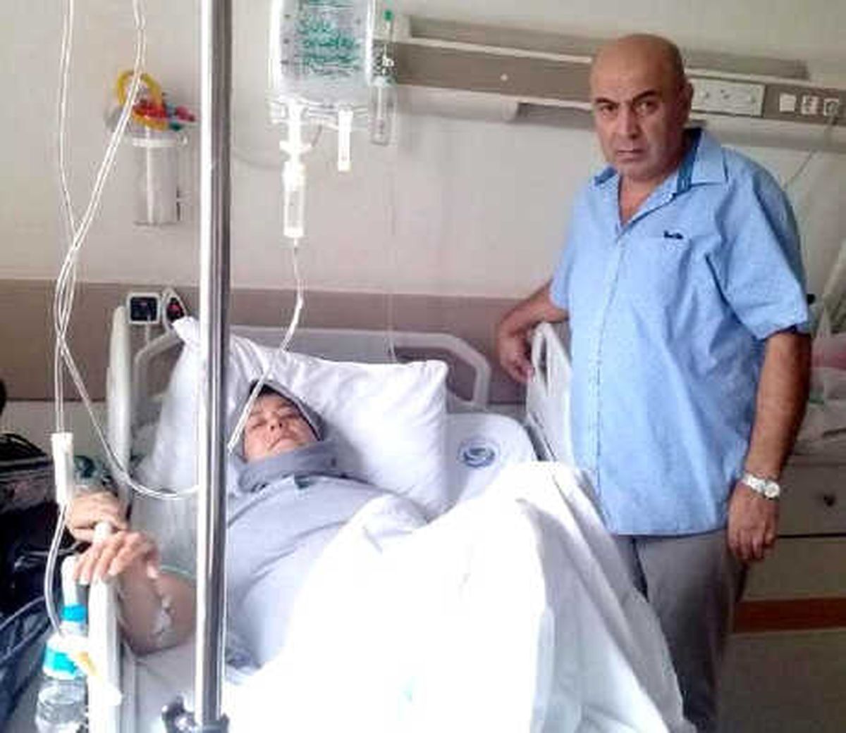Evinin Önünde Otururken Maganda Kurşunuyla Yaralandı