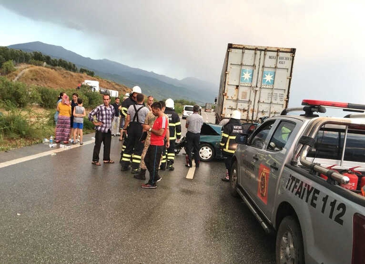 Hatay\'da Otomobil Tıra Çarptı: 3 Ölü, 1 Yaralı