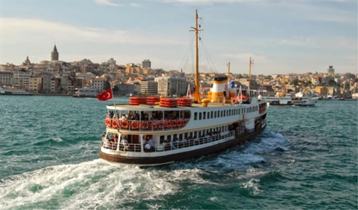 İstanbul\'da Yüzme Yarışından Dolayı Bazı Vapur Seferleri İptal Edildi
