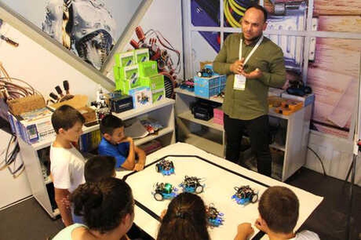 İzmit\'te Öğrencilere Robotik Kodlama Dersi