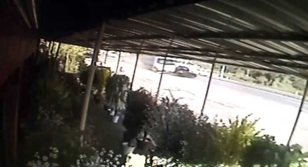Kamyon\'un Otomobile Çarpma Anı Güvenlik Kamerasına Yansıdı