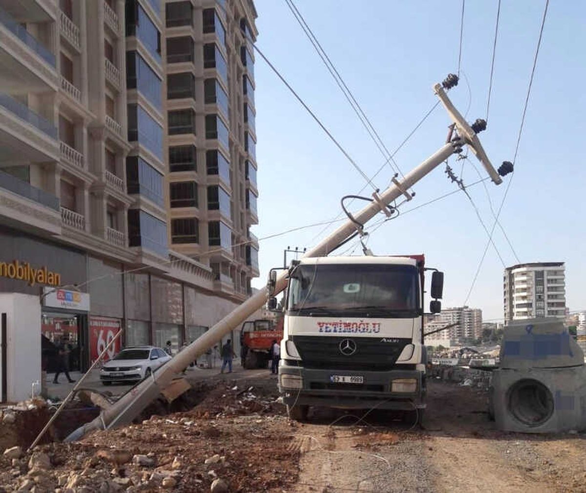 Karaköprü\'de İş Makinesi 4 Elektrik Direğini Devirdi