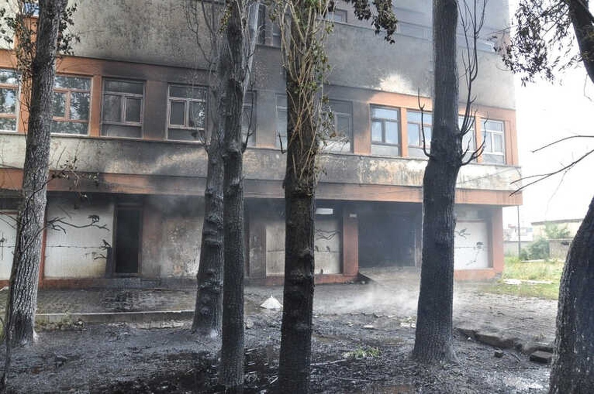 Kafkas Üniversitesine Ait Fakülte Binasında Yangın Çıktı
