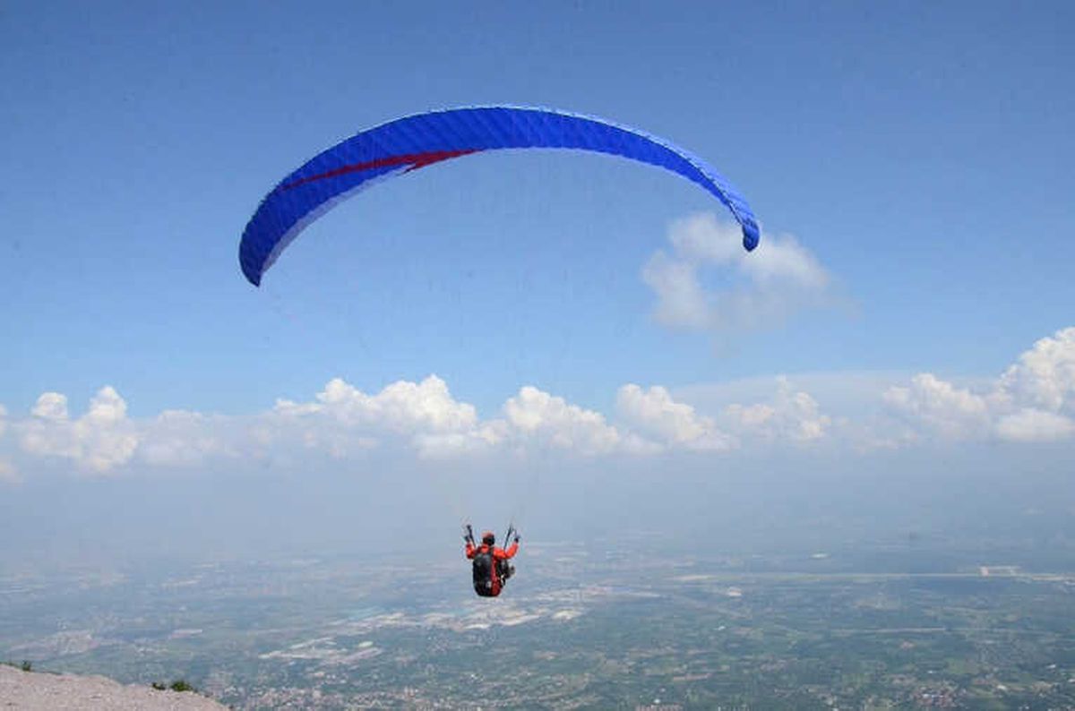 Kartepe\'de Yamaç Paraşütü Şenliği