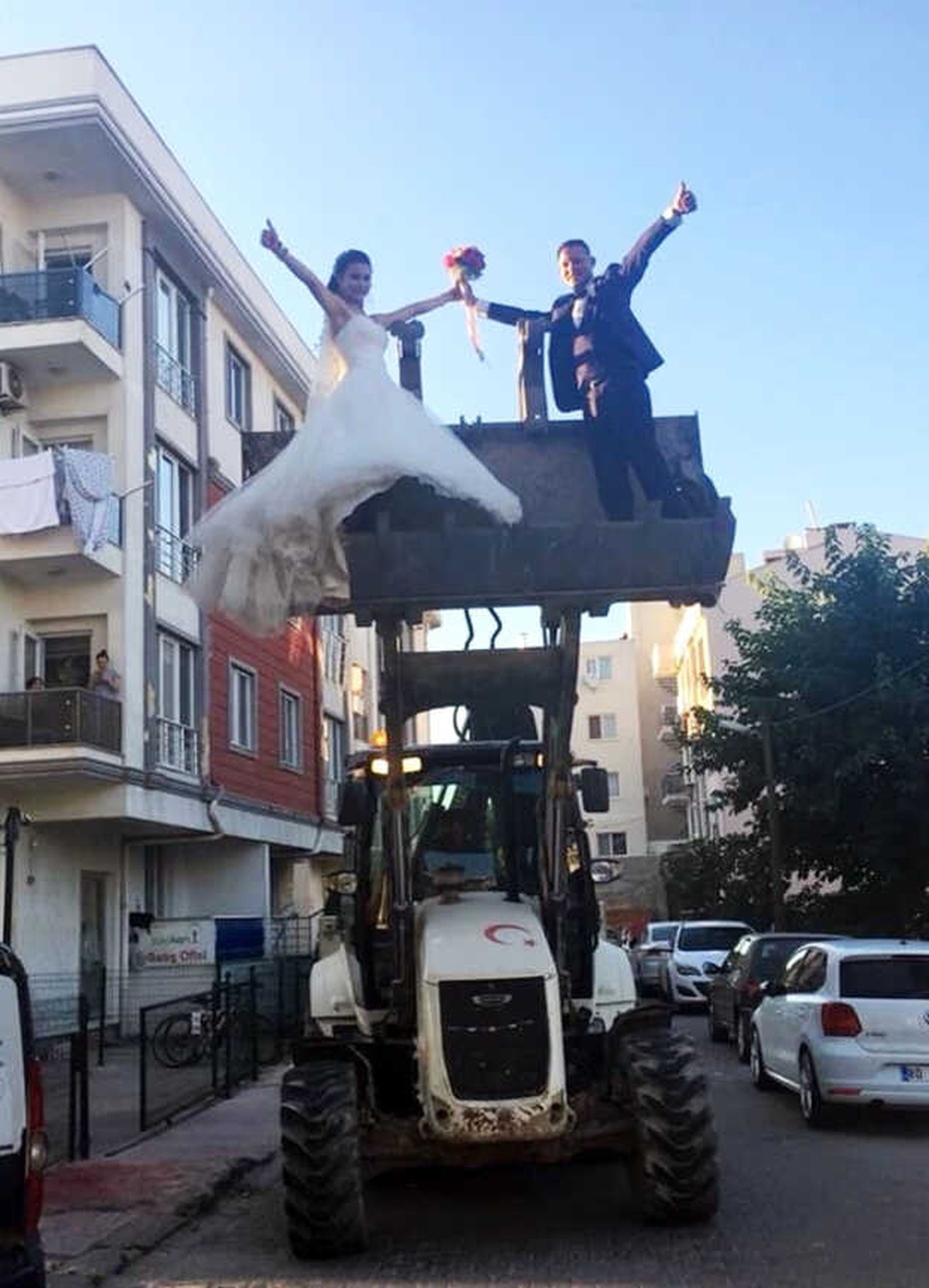 Kepçenin Üstünde Gelin ve Damat Gören Vatandaşlar Şaşkına Döndü