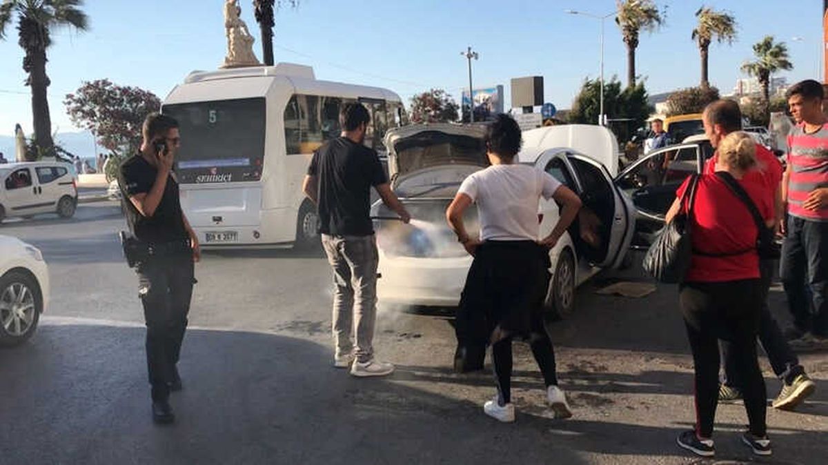 Kuşadası\'nda Seyir Halindeki Araçta Yangın