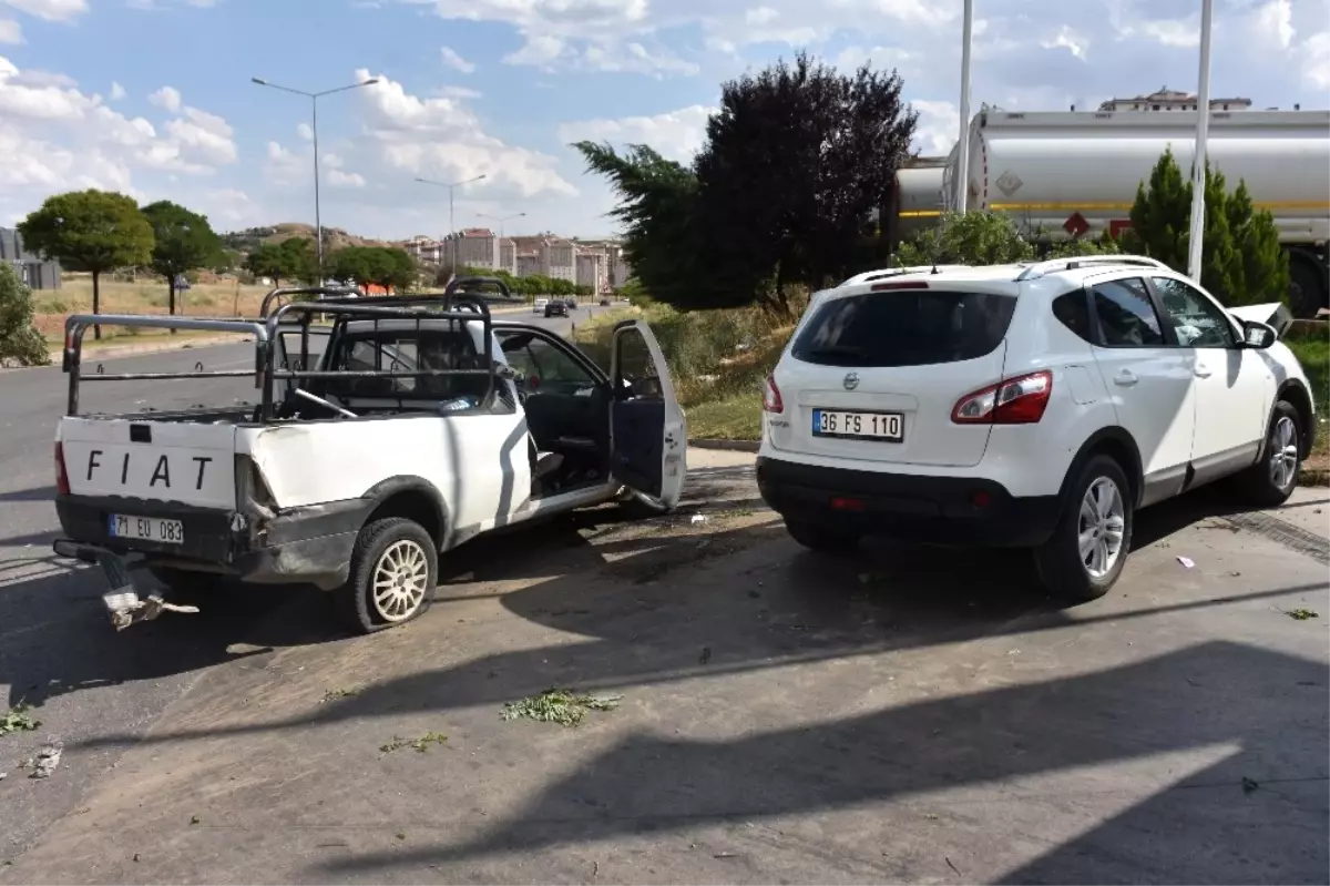 Lastiği Patlayan Pikap Karşı Şeritteki Otomobile Çarptı: 5 Yaralı