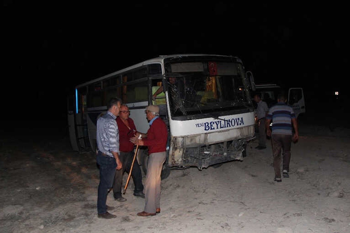 Midibüs Şoförü Direksiyon Hakimiyetini Kaybetti: 1 Ölü, 14 Yaralı