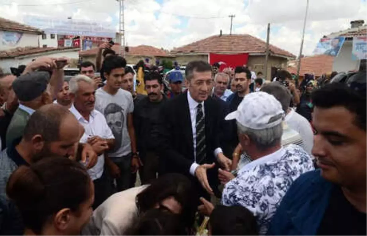 Milli Eğitim Bakanı Selçuk\'a Hemşehrilerinden Coşkulu Karşılama