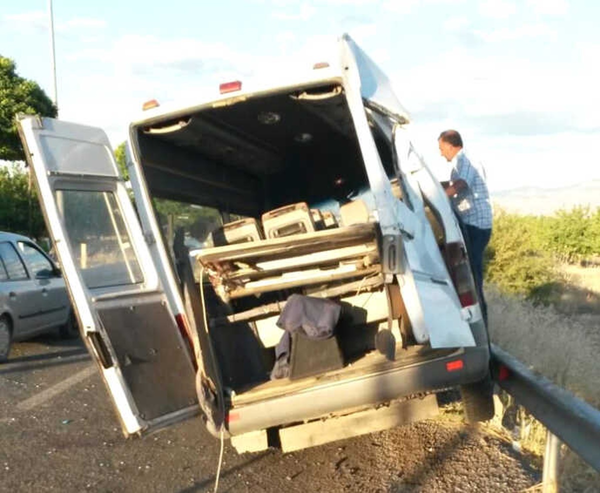 Minibüs Bariyerlere Çarptı: 2\'si Ağır 11 Yaralı