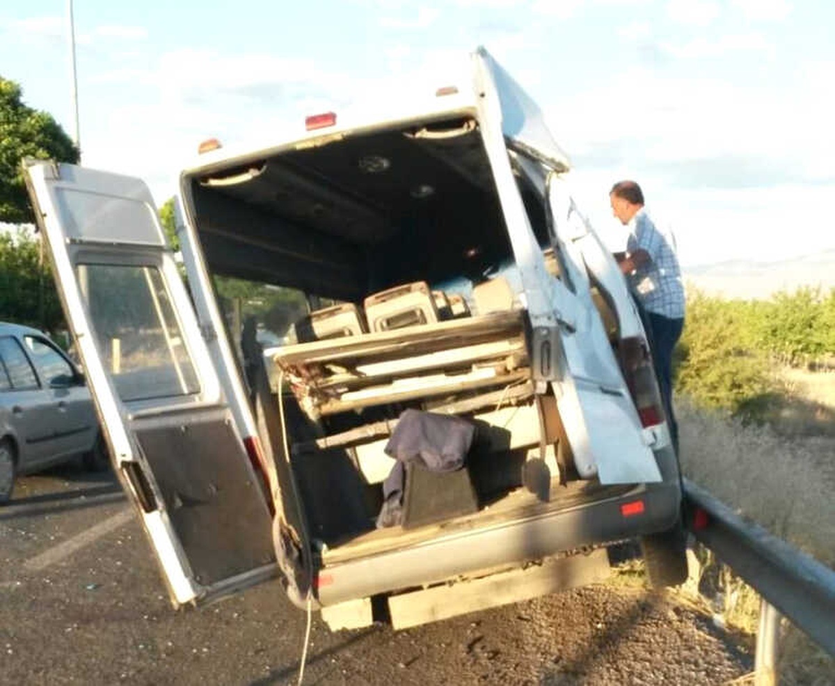 Minibüs Bariyerlere Çarptı: 2\'si Ağır 11 Yaralı