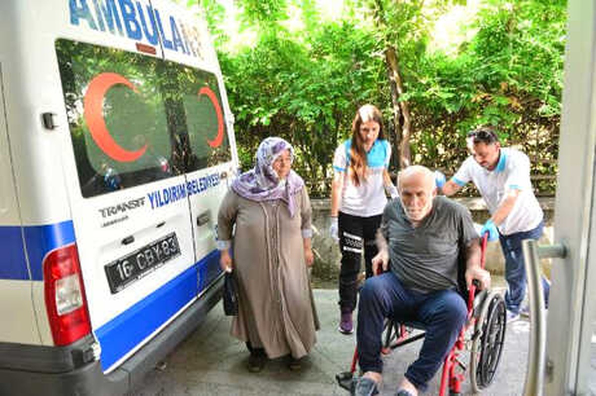 Nikah Evraklarını Tamamlamaya Ambulansla Gittiler