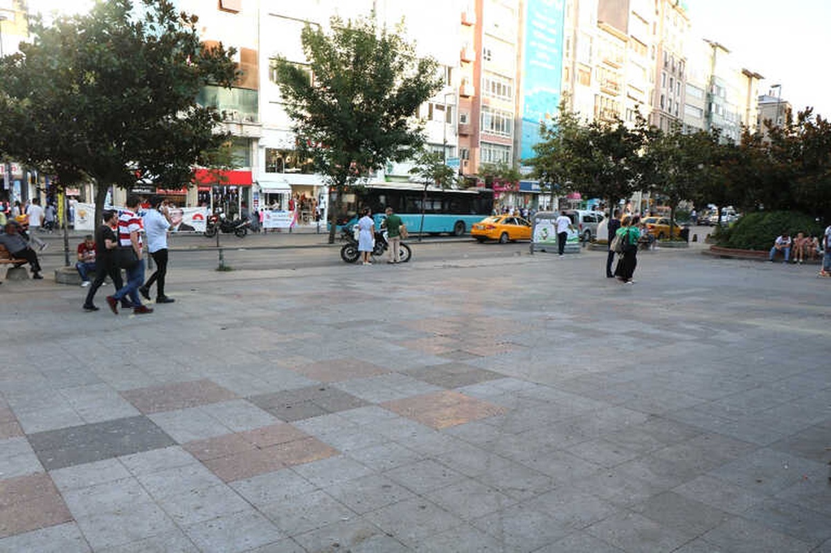 Öfkeli Anne Oğluna Uyuşturucu Satan Kişiyi Bıçakladı