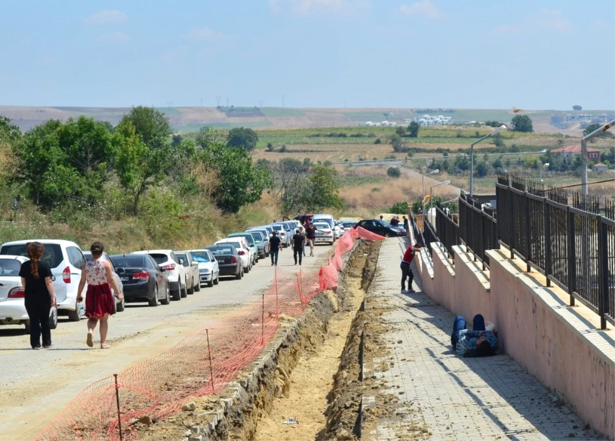 Öğrenciler Sınavın, Velileri Sıcak Havanın Terini Döktü