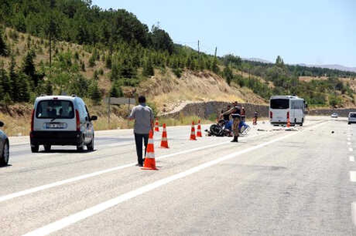 Otomobil ile Sepetli Motosiklet Çarpıştı: 1 Ölü, 8 Yaralı