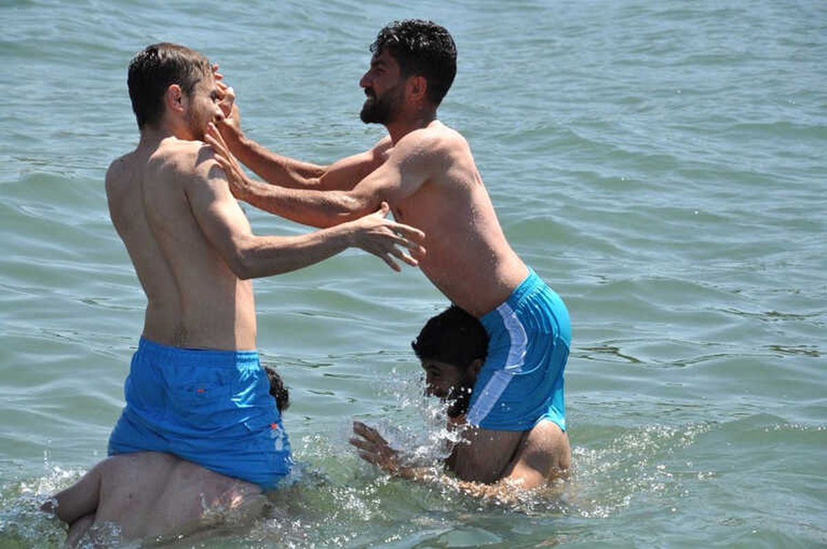 Kars\'ta Sıcaktan Bunalanlar Çıldır Gölü\'nde Serinliyor